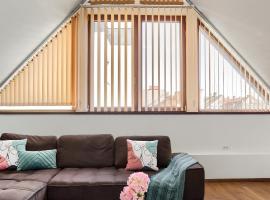 ARI Central Grand SkyView - Family Apartment, hotel com banheiras de hidromassagem em Arad