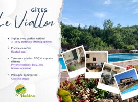 Les Gites Le Viallon, 3 gîtes avec terrasses privatives, Piscine chauffée, WIFI, hotell i Véranne