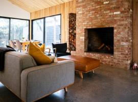 Featuring open fire place for cozy winter nights, hotel v mestu Red Hill
