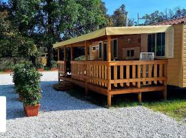 Comfortable campsite-chalet G16 Tuscany near sea, hôtel à Viareggio