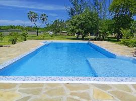 Villa in Msambweni with private pool and Cook, Hotel in Msambweni