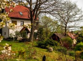 Domek pod dębami – willa w Ostrzycach
