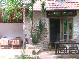 le gîte du bain des oies, hotel in Sauveterre