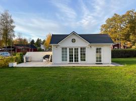 White little house on the countryside, close to Stockholm, Hotel in Vidja