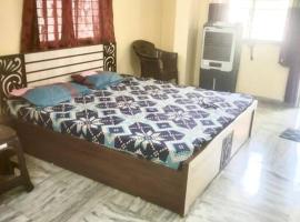 Peaceful & Comfy ground floor apt with free parking, apartment in Indore