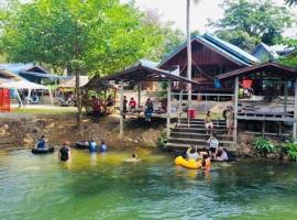 Adventure Point Resort By Sali, nakvynės su pusryčiais namai mieste Kaeng Kachan