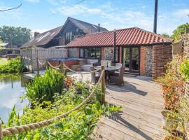 Tilly's, a two bedroom holiday retreat with hot tub and views of the pond, villa in Barningham