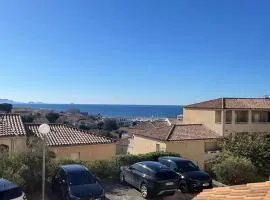 Studio vue mer avec piscine et terrain de tennis