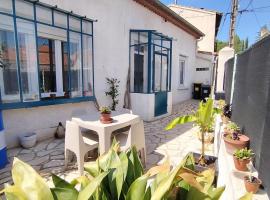 Charmante Maison T2 de plein pied avec extérieur calme aux Arènes, cottage in Béziers