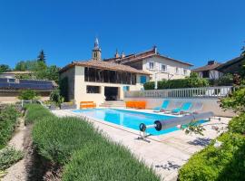 Maison avec grange & piscine vue sur les Pyrénées、Puymaurinのプール付きホテル