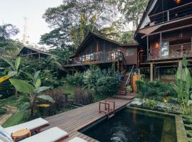 Luxury Villa plus 2 Cabins Rainforest Estate Natural Swim Pond, sumarhús í Bocas Town