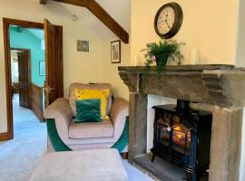 Bronte Stables - Cozy period house with parking and walled garden, hotel i Thornton