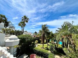 Cozy Townhouse with Sea View، فندق في مربلة