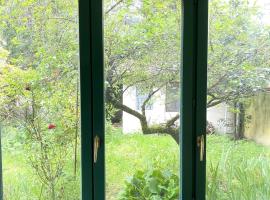 Appartement/maison avec jardin, Hotel in Noisy-le-Sec