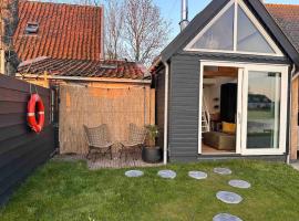 Tiny house of Picasso, hotel in Warmenhuizen