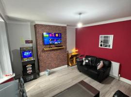 Giga Residential 4 Bedrooms, Near City Centre, Arcade Machine, Sky TV, Gaming, Netflix, Free Wifi, Free Parking, holiday home in Newcastle upon Tyne