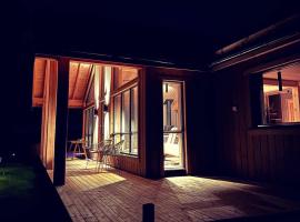 Snowcake Cottage, hotel met hottubs in S&oslash;r-Fron