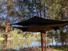 Tree Tent in the nature of Karula National Park, hotelli, jossa on pysäköintimahdollisuus kohteessa Ähijärve