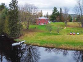 Exclusive Waterfront Cottage, Cottage in Combermere