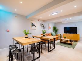 The Large Group House -Sleeps 21, villa i Dublin