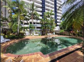 Comfortable 1 bedroom in Esplanade, ξενοδοχείο με πάρκινγκ σε Cairns North