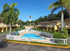 VILLAGIO CHARMOSO NA PRAIA DA MOCOCA, hotelli kohteessa Caraguatatuba lähellä maamerkkiä Mococan ranta