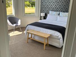 SHORT WALK TO NELSON CITY CENTRE - Quiet location, comfy beds, pet friendly, full kitchen, claw-foot bath tub, outdoor areas, pet-friendly hotel in Nelson