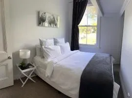 RENWICK IN THE CITY NELSON, 10min easy walk to City Centre, 4min drive to Hospital, 13min drive to Airport, full kitchen, fast fibre wifi, quiet street, dog friendly