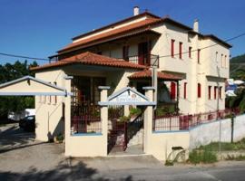 Hotel Kavouris, hotel in Skopelos Town
