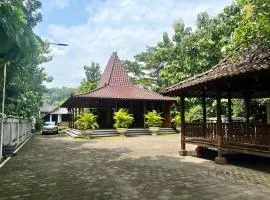 Joglo Satrio Pinayungan Villa