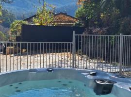 Private Spa Retreat with Amazing Views, hotel sa Warburton