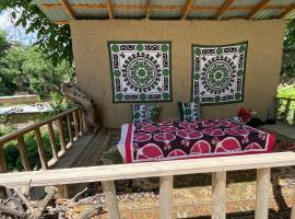 Peaceful holiday home by the Ugam river, hotel with parking in Khumson