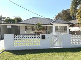 Pacific Paradise - 4 Bedroom House Central Coast, cottage in Long Jetty