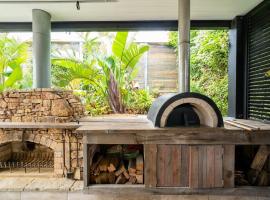 Stylish Beach Home - Moments from Water, hotel en Terrigal