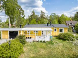 3BDR close to nature a beautiful home LAKE nearby, hytte i Uppsala