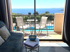 STUDIO POOL HOUSE VUE MER PANORAMIQUE AMAZING SEA VIEW WIFI LINGE INCLUT LINEN INCLUDEd, hotel med pool i La Croix-Valmer
