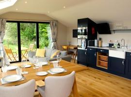 The Cabin at the Croft - Idyllic rural retreat perfect for couples and dogs, hotel with parking in Leigh