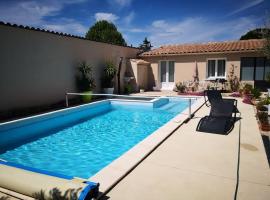 Grande maison ancienne au calme avec piscine, hotell sihtkohas Bollène