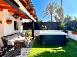Oasis Beach Holiday Home with jacuzzi, hotell i Playa del Inglés