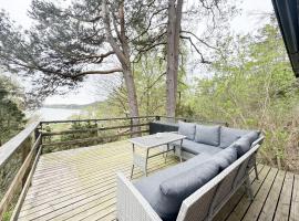 Cozy cottage in a beautiful setting by the Abyfjorden-Brastad, rumah kotej di Brastad