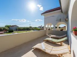 Ema's Olive Garden Apt 2 -private parking, 10 min drive from sandy beach