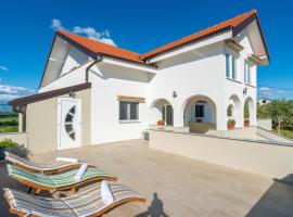 Ema's Olive Garden Apt 1 with private parking, just 10 minutes drive from sandy beach, Hotel in Poličnik