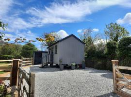 Beautiful Cabin near Padstow, hotell i Padstow