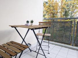 2-Zimmer-Monteurwohnung mit Balkon - Ludwigsfelde bei Berlin - Küche & Bad - Free WiFi, hotel i Ludwigsfelde