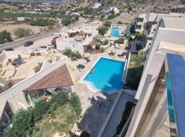 Luxury house Makry gialos 300m to the beach 7 pers, מלון במאקריאלוס
