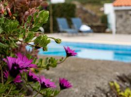 Charming Holiday House - House & Apartment, hotel en Biscoitos