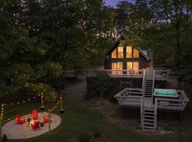 Chalet w Hot Tub, Grill, FirePit, WiFi,PetFriendly, seoska kuća u gradu Morton Grove