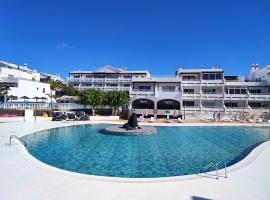 Palmeras Apt - Pool & Terrace - next to Beach, hotel din Costa Teguise