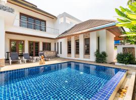 Pensri Villa 6 bedroom near beach, hotel con campo de golf en Laguna Phuket