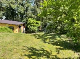 Gemütliches Ferienhaus mit Kamin in idyllischer Waldrandlage